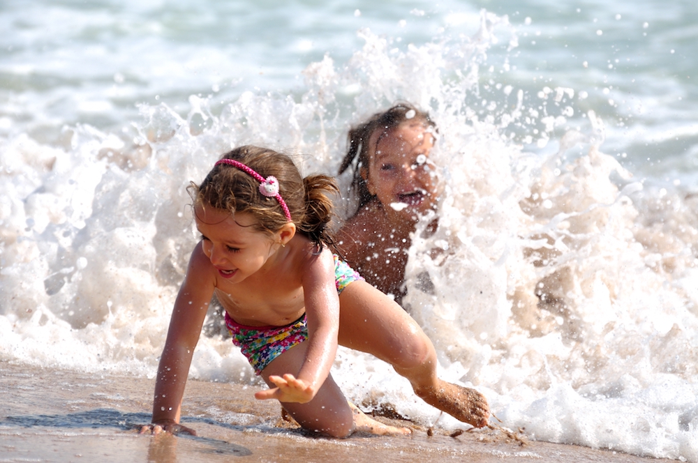 djeca na plazi kupanje